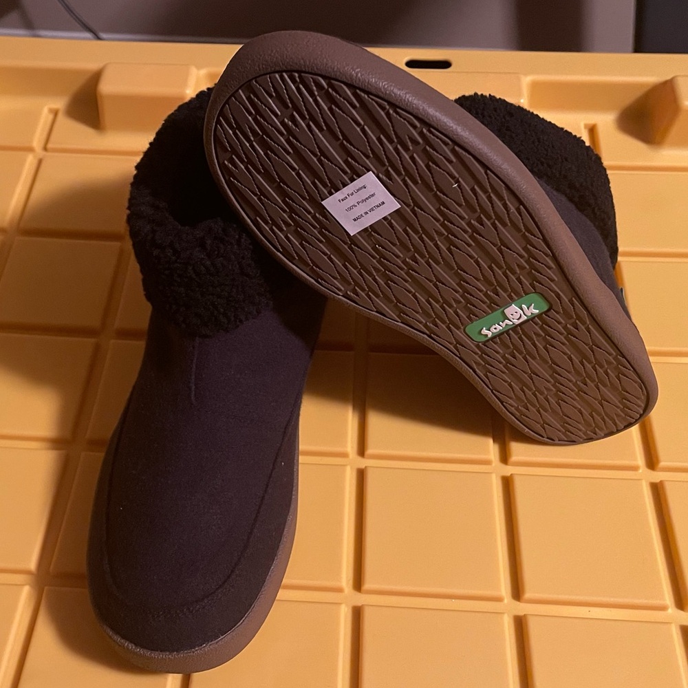 *NWT* Women Sanuk Roll-Top Booties